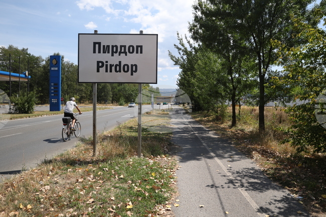 Катастрофа между два автомобила ограничи движението на входа на град Пирдоп