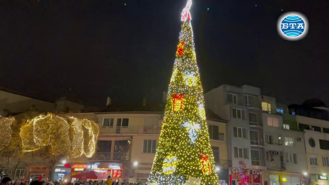 Запалването на коледните светлини даде началото на празничната програма в Казанлък