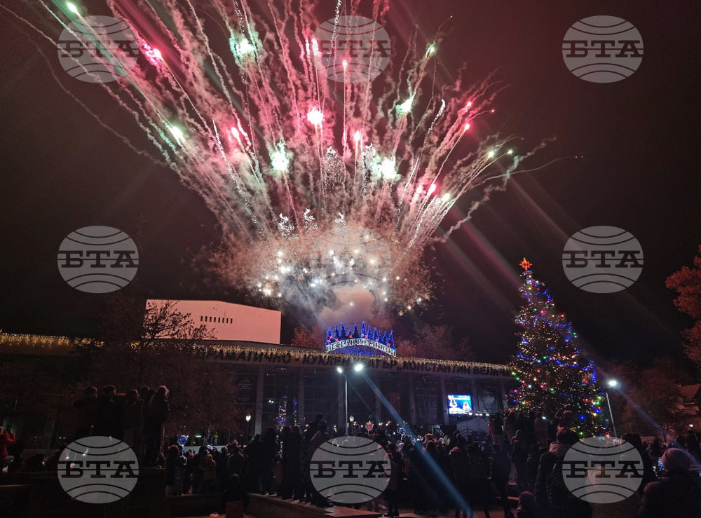 С празнична програма в Пазарджик бяха запалени коледните светлини
