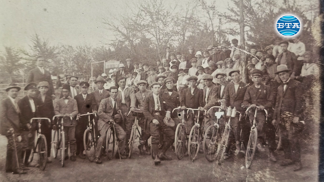 Държавният архив в Разград пази снимки и документи, свързани с първата колоездачна обиколка на България през 1924 г. и разградските участници в нея