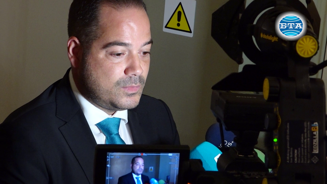 За момента считам, че е редно да остана на поста, тъй като виждаме, че има опити за овладяване на системата, заяви министър Калин Стоянов