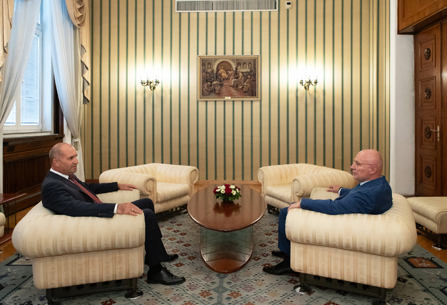 Държавният глава проведе среща с управителя на БНБ Димитър Радев в рамките на конституционната процедура по назначаване на служебно правителство