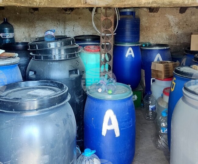 Над половин тон безакцизен алкохол иззеха полицаи от Районното управление в Раковски