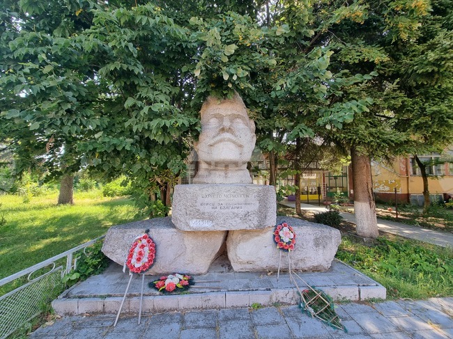 С шествие от центъра на луковитското село Дерманци до паметника на Христо Чернопеев бяха отбелязани 110 години от гибелта на войводата