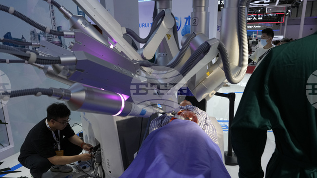 Робот, способен да извършва очни хирургически операции, разработиха китайски учени