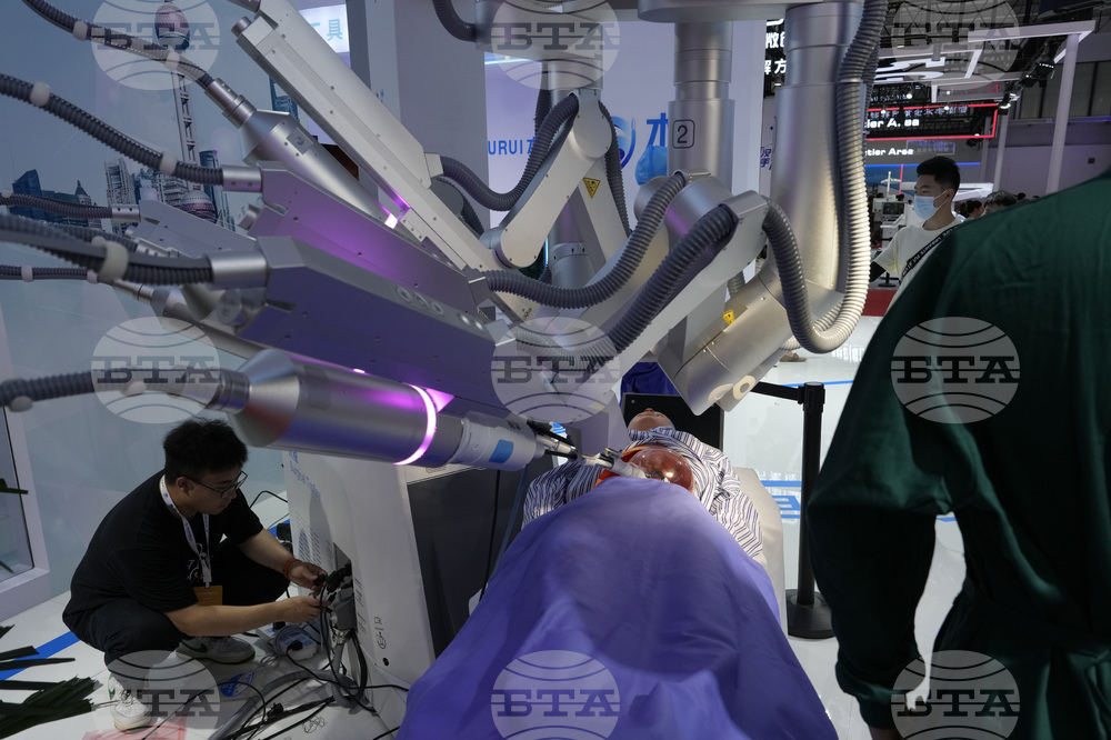 Робот, способен да извършва очни хирургически операции, разработиха китайски учени