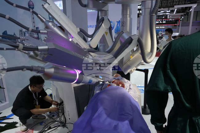 Робот, способен да извършва очни хирургически операции, разработиха китайски учени