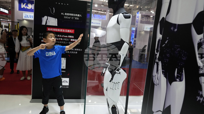 Китайски хуманоиден робот бе приет да учи за докторска степен