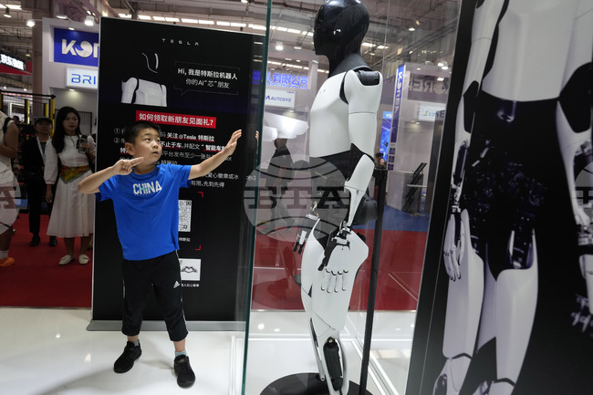 Китайски хуманоиден робот бе приет да учи за докторска степен