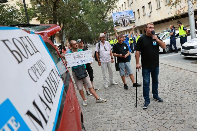 Граждани протестират пред сградата на МВР с искане за оставка на служебния вътрешен министър Калин Стоянов
