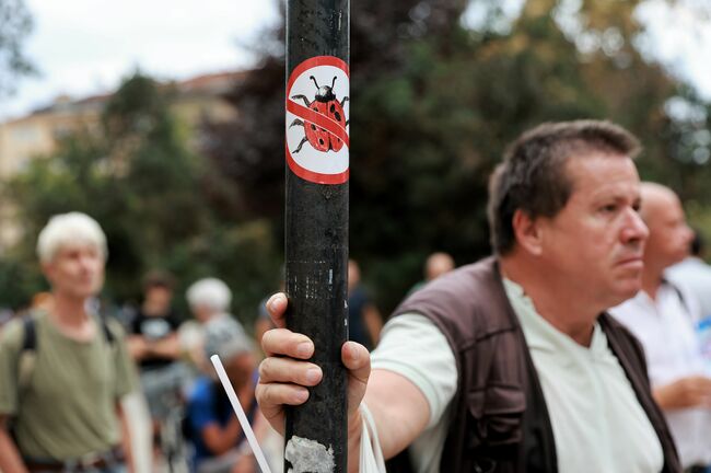Протестиращи, които искат оставката на служебния министър на вътрешните работи Калин Стоянов, блокираха Орлов мост