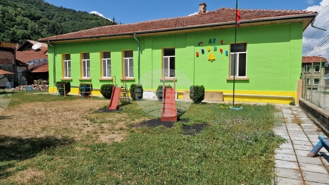 Дворното пространство в детската градина в троянското село Черни Осъм ще бъде обновено със средства по проект „Красива България“