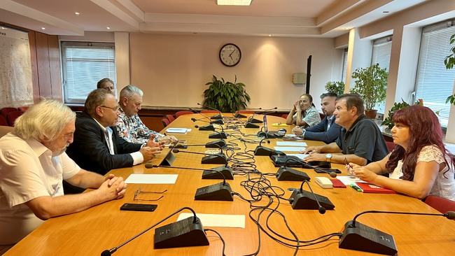 Обединената левица от групата за образованието: Незабавен мораториум върху назначаване на близо 500 нови директори на училища