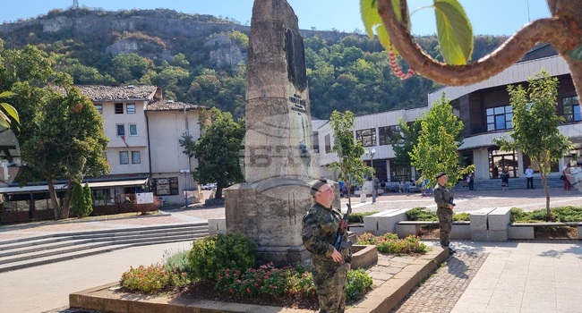 С церемония пред паметника на Тодор Кирков в Ловеч бяха отбелязани 147 години от освобождението на града и установяването на местно управление