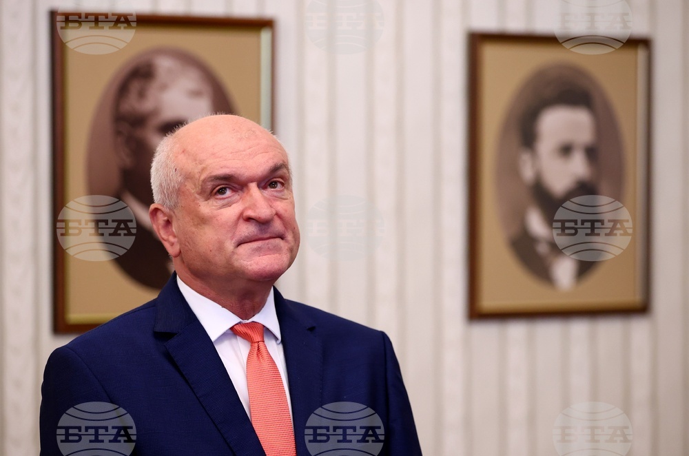 Основната ми задача ще бъде да се свали политическото напрежение, в понеделник ще представя състав на служебен кабинет, заяви Димитър Главчев