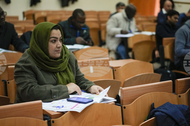 Талибаните в Афганистан забраниха използването на 679 университетски учебника