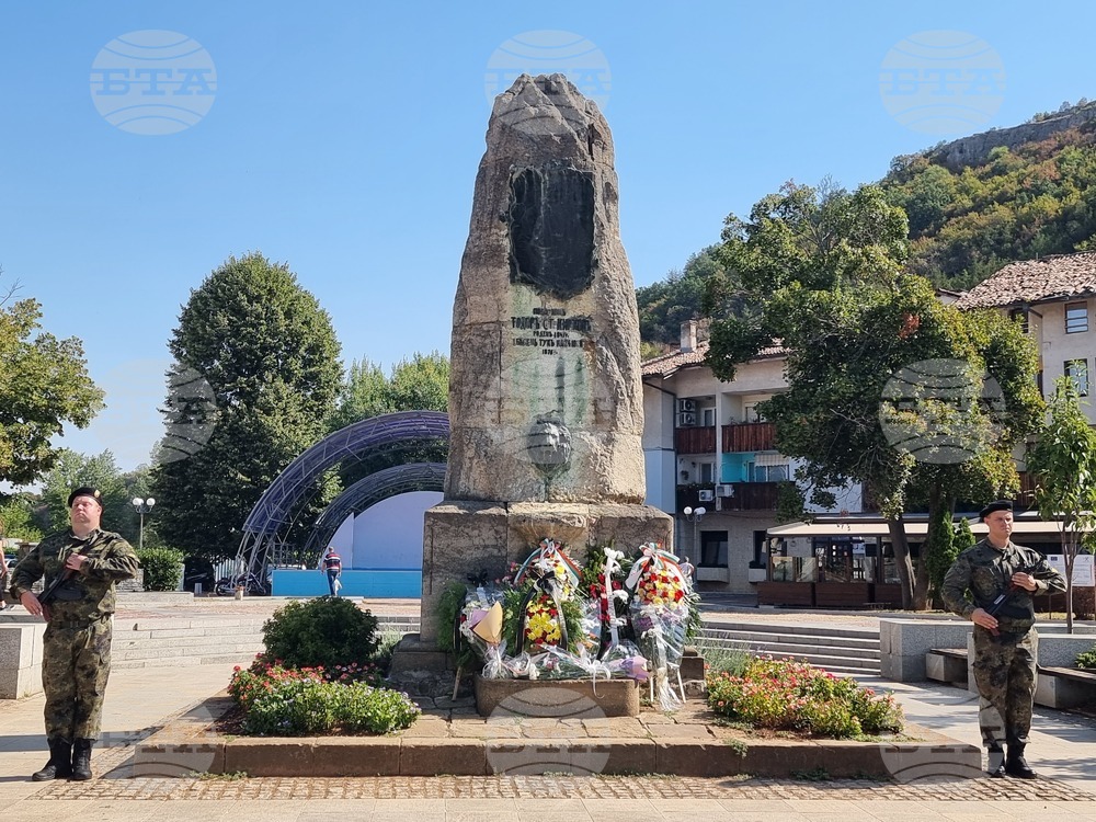 В Ловеч ще бъдат поднесени цветя на признателност пред два паметника в Деня на Ботев