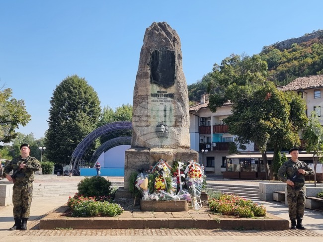 В Ловеч ще бъдат поднесени цветя на признателност пред два паметника в Деня на Ботев 