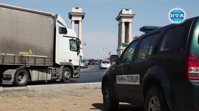 Около километър е опашката от камиони в района на "Дунав мост" при Русе