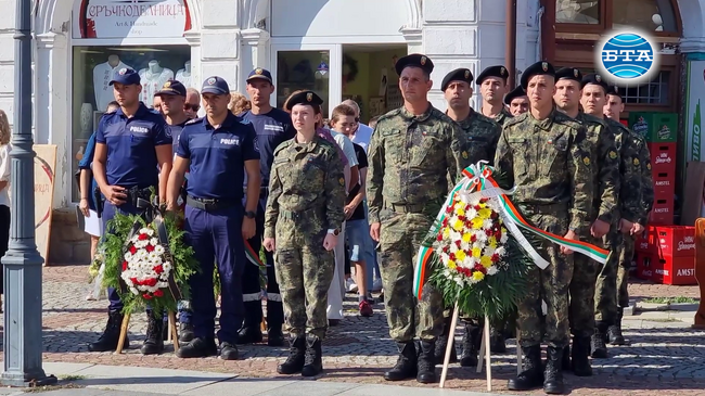 С церемония пред паметника на Тодор Кирков в Ловеч бяха отбелязани 147 години от освобождението на града и установяването на местно управление