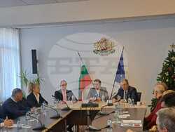 Снимка: Министерство на иновациите и растежа - Министърът на иновациите и растежа Александър Пулев по време на мобилна приемна в Шумен с областния управител проф. Христо Христов и представители на бизнеса от региона. 