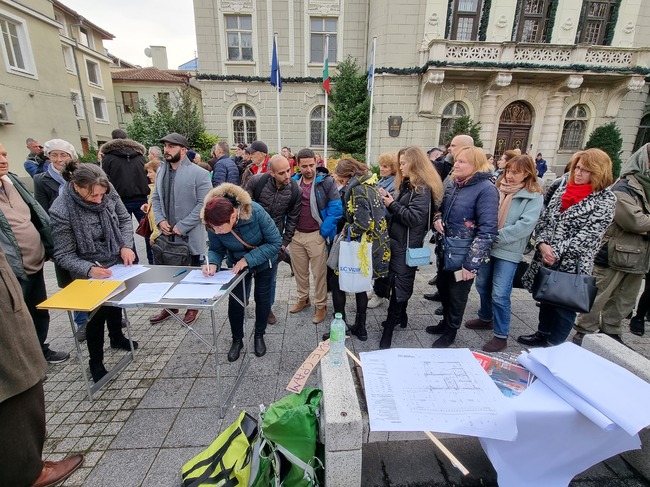 Стотици пловдивчани протестираха пред сградата на общината срещу решението за застрояване на част от парк "Отдих и култура"