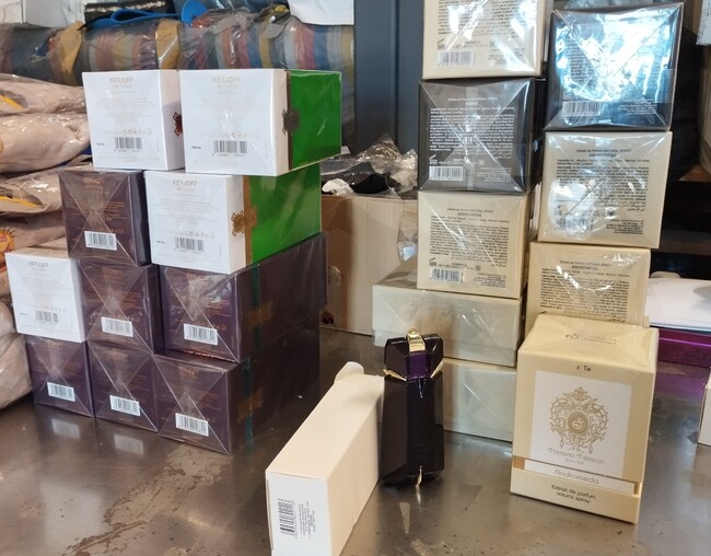 Над 3500 парфюма с фалшиви марки конфискува полицията във Варна