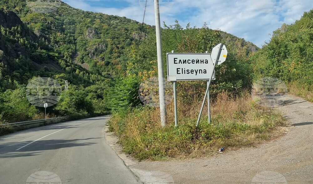 Движението по пътя София – Ребърково в района на Елисейна се осъществява двупосочно в една лента, съобщават от АПИ