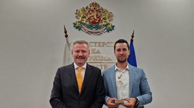 Министерство на туризма: Министър Милошев награди Георги Колевичин, който покори седемхилядника Абу Али ибн Сина /връх Ленин/