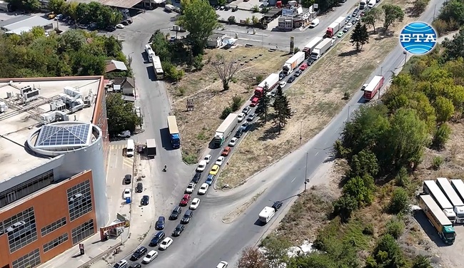 Интензивен е трафикът на леки и товарни автомобили на ГКПП „Дунав мост“ при Русе