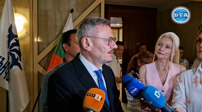 Отменя се планираният за 27 август протест, остава готовността за национална стачка, обявиха от туристическия бранш след среща с ресорния министър