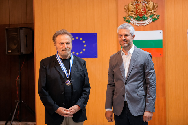 Община Варна: Благомир Коцев връчи Почетен знак на кмета с лента на Франко Неро