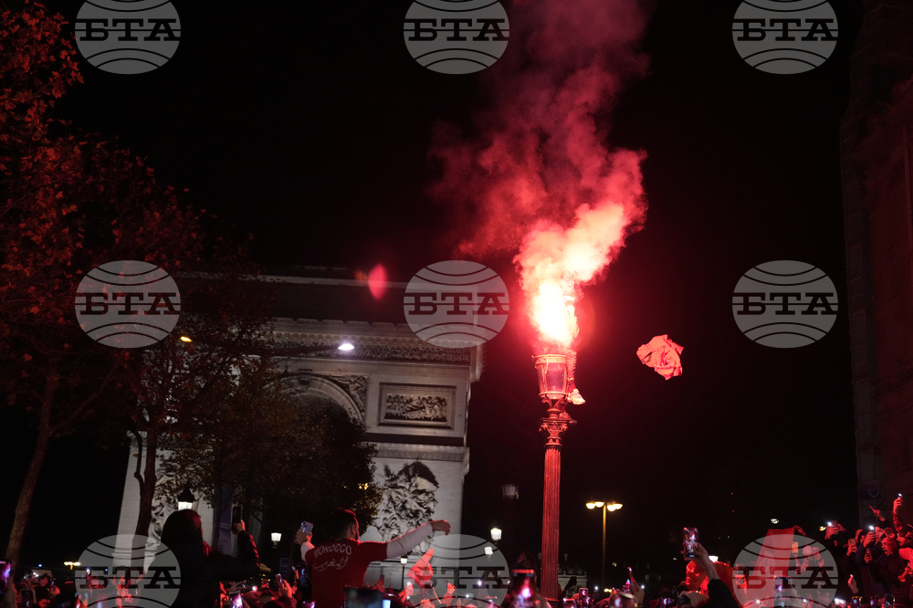 Сблъсъци между полицаи и футболни фенове в Париж след победата на Мароко
