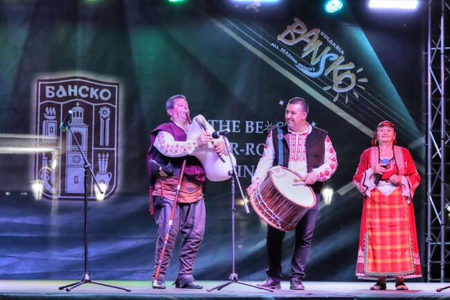 Община Банско: Космическият глас на Валя Балканска и виртуозната гайда на Петър Янев огласиха Банско 