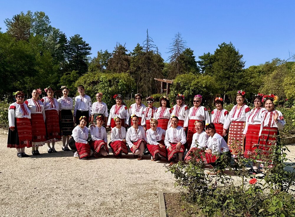 Община Русе: Самодейци от три читалища забавляваха русенци с песни и танци в Парка на младежта