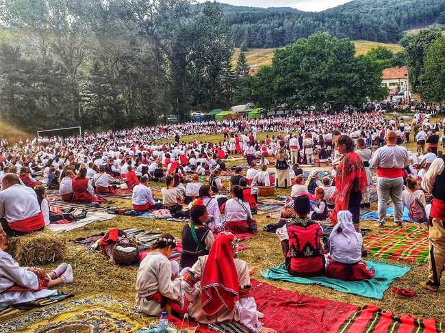 Областна администрация Русе: Драгомир Драганов подкрепи фестивала на фолклорната носия в Жеравна, Елена Андерсон стана „Апостол на българщината“