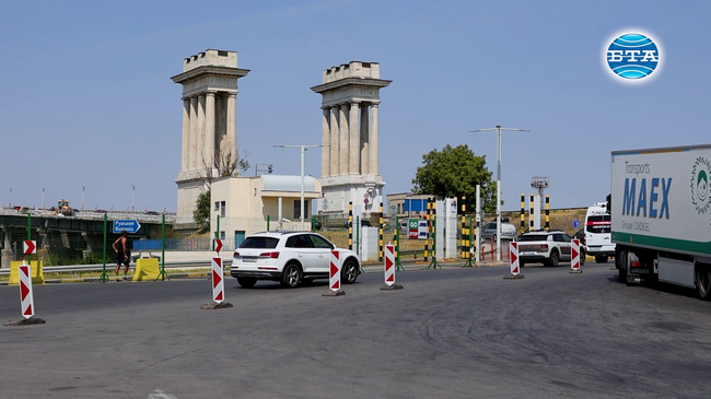 Интензивен е трафикът на леки и товарни автомобили в района на ГКПП "Дунав мост" при Русе