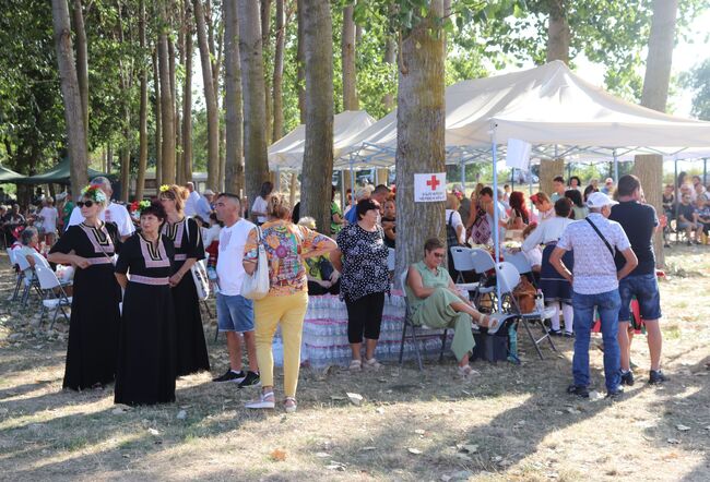 Областна администрация Русе: Стотици жители и гости на Община Иваново отбелязаха празника „От Поломието до Дунав заедно“ в местността „Стълпище“, началото на тържествата бе дадено от кмета Георги Миланов 