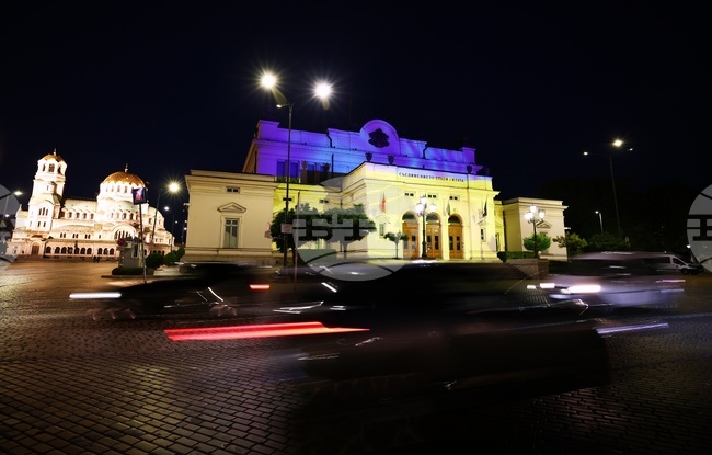 Народно събрание - фасада - осветяване