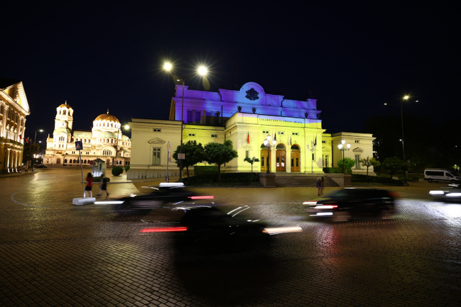 Народно събрание: Историческата сграда на българския парламент беше осветена с цветовете на украинския флаг по повод Деня на независимостта на Украйна