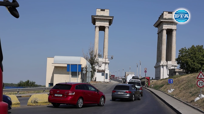 Камионите чакат по един ден, за да преминат през Дунав мост при Русе