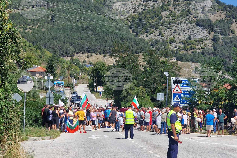 Жители на чепеларското село Павелско излязоха на протест срещу недостига на питейна вода и затвориха главния път Асеновград - Смолян