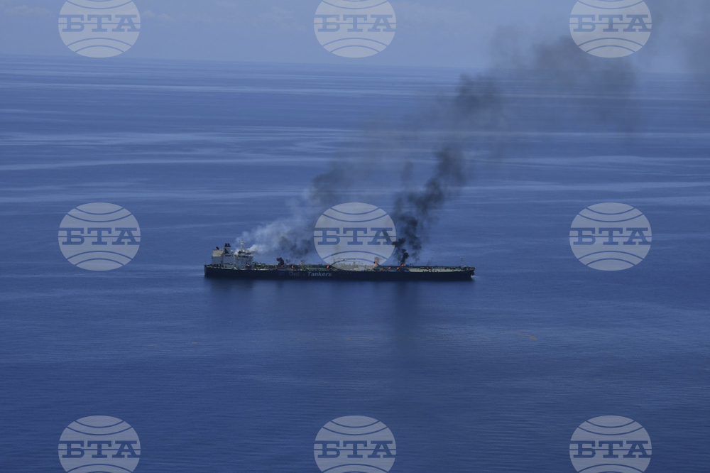 Британските военни съобщиха, че кораб е избухнал в пламъци, след като е бил поразен край бреговете на Йемен