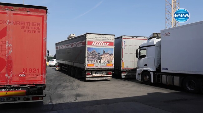 Около два километра е опашката от камиони в района на "Дунав мост" при Русе