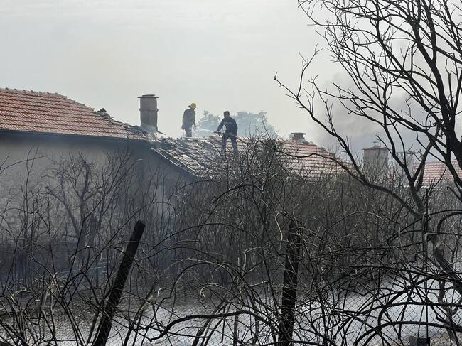 Община Стара Загора: Овладян е пожарът между селата Дълбоки и Оряховица