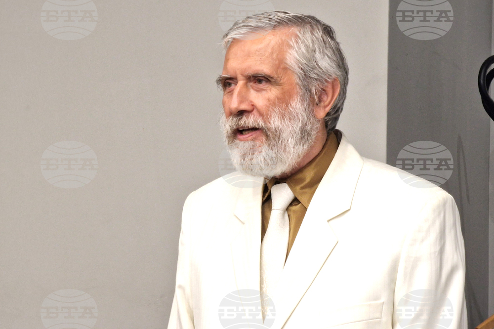 Авторската си лирика и биографията на Имре Калман ще представи днес в Русе писателят Петър Вангелов