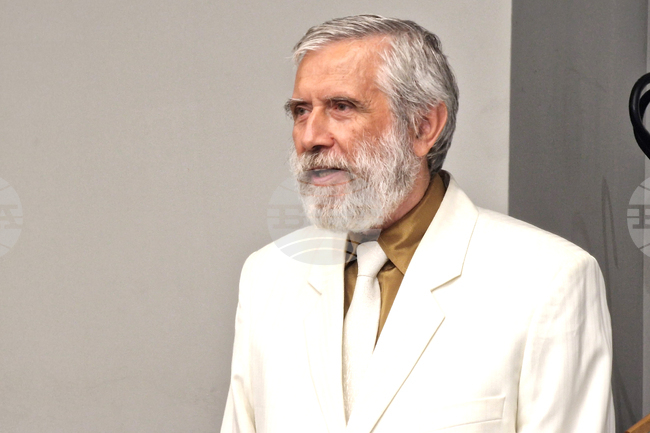 Авторската си лирика и биографията на Имре Калман ще представи днес в Русе писателят Петър Вангелов