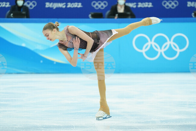 Alexandra Feigin Qualifies for Free Skate at Beijing Olympics
