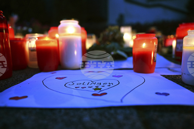 Хиляди хора почетоха паметта на жертвите на нападението с нож на фестивал в германския град Золинген