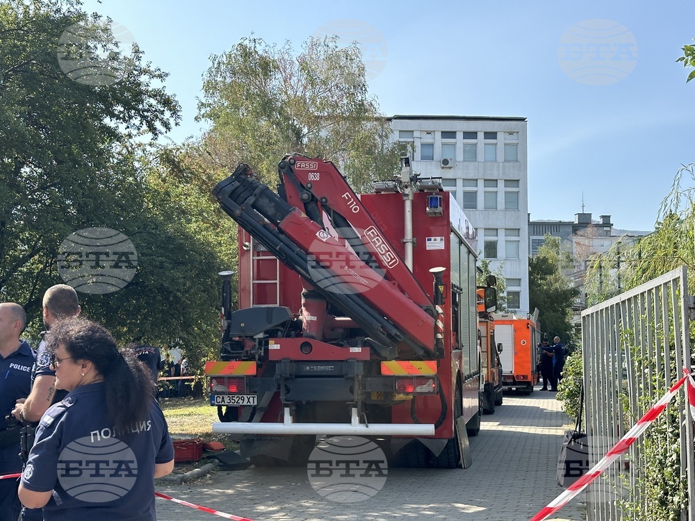 Засилено полицейско присъствие има в района на Нов български университет, в сградата влезе куче търсач
